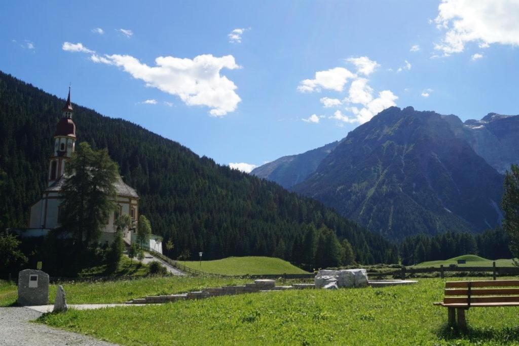 Pfarrkirche Obernberg vor dem Bergpanorama