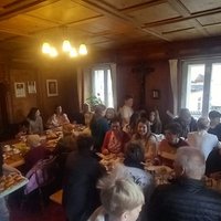 Pfarrcafè - Die Firmlinge im Seelsorgeraum laden ein