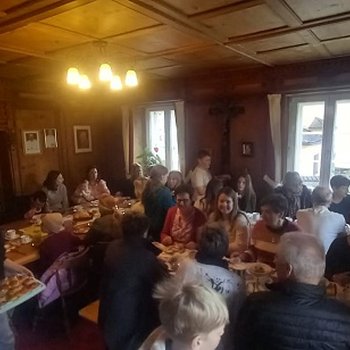Pfarrcafè - Die Firmlinge im Seelsorgeraum laden ein