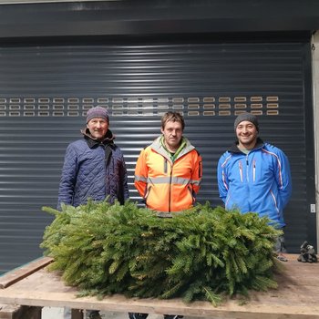 Pfarrgemeinderäte binden Adventkranz in Vinaders