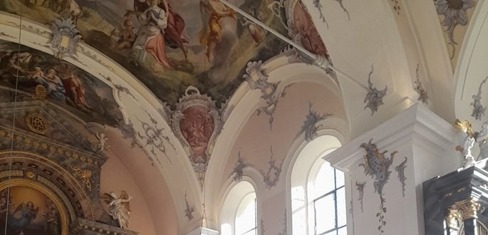 Deckenfresken und Stuck im Langhaus der Josefskirche